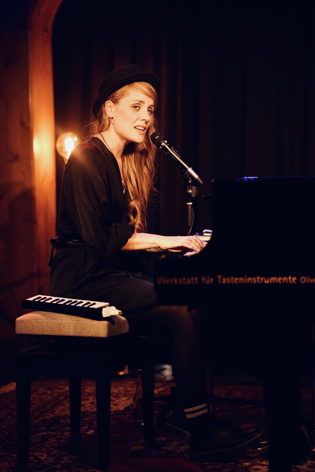 laura braun spielt live im litschgikeller